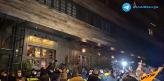 «Познер, вон из Грузии!», жители Грузии закидали яйцами, выгнав с позором из Тбилиси русофоба-еврея Познера, ВИДЕО "Познер, вон из Грузии!", жители Грузии закидали яйцами и с позором выгнали из Тбилиси русофоба-еврея Познера