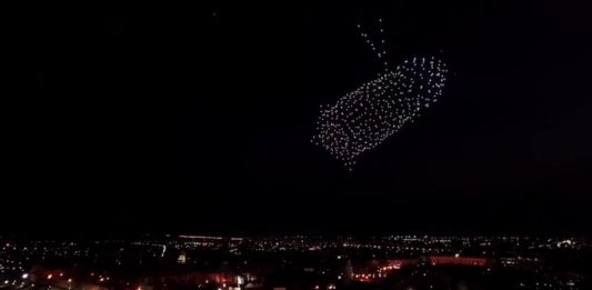В честь Дня Космонавтики: 500 дронов в В.Новгороде нарисовали в небе пуск ракеты Ю.Гагарина и первый спутник Земли В честь Дня Космонавтики: 500 дронов в В.Новгороде нарисовали в небе пуск ракеты Ю.Гагарина и первый спутник Земли