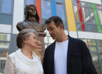 В музее школы № 2044 Москвы открыли бюст Героя Советского Союза Андрея Серебрякова, дочь героя и Дмитрий Певцов делятся впечатлениями В музее школы № 2044 Москвы открыли бюст Героя Советского Союза Андрея Серебрякова, дочь героя и Дмитрий Певцов