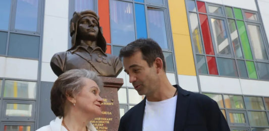 В музее школы № 2044 Москвы открыли бюст Героя Советского Союза Андрея Серебрякова, дочь героя и Дмитрий Певцов делятся впечатлениями В музее школы № 2044 Москвы открыли бюст Героя Советского Союза Андрея Серебрякова, дочь героя и Дмитрий Певцов