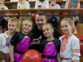 Дмитрий Певцов и звезды кино и эстрады встретили лето на празднике для детей, больных ювенильным ревматоидным артритом Дмитрий Певцов и звезды кино и эстрады встретили лето на празднике для детей, больных ювенильным ревмтоидным артритом