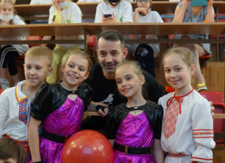 Дмитрий Певцов и звезды кино и эстрады встретили лето на празднике для детей, больных ювенильным ревматоидным артритом Дмитрий Певцов и звезды кино и эстрады встретили лето на празднике для детей, больных ювенильным ревмтоидным артритом