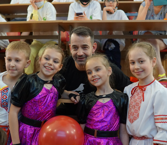 Дмитрий Певцов и звезды кино и эстрады встретили лето на празднике для детей, больных ювенильным ревматоидным артритом Дмитрий Певцов и звезды кино и эстрады встретили лето на празднике для детей, больных ювенильным ревмтоидным артритом