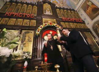 Дмитрий Певцов передал Благодатный огонь в Храм Серафима Саровского в Раеве Дмитрий Певцов передал Благодатный огонь в Храм Серафима Саровского в Раеве