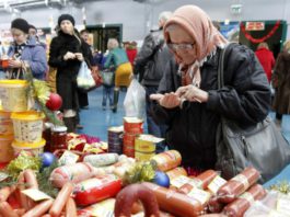 Россияне нищают, нужно вводить базовый доход и обеспечение продуктами для малоимущих, мнение общественника Дмитрия Певцова Россияне нищают, нужно вводить базовый доход и обеспечение продуктами для малоимущих, мнение общественника Дмитрий Певцова