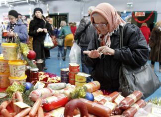 Россияне нищают, нужно вводить базовый доход и обеспечение продуктами для малоимущих, мнение общественника Дмитрия Певцова Россияне нищают, нужно вводить базовый доход и обеспечение продуктами для малоимущих, мнение общественника Дмитрий Певцова