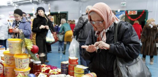 Россияне нищают, нужно вводить базовый доход и обеспечение продуктами для малоимущих, мнение общественника Дмитрия Певцова Россияне нищают, нужно вводить базовый доход и обеспечение продуктами для малоимущих, мнение общественника Дмитрий Певцова