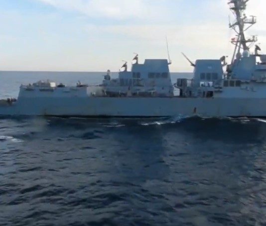 ВИДЕО: Очередное «хамло» из США нарушило границы России.. Корабль ВМФ России «Адмирал Трибуц» выдворил вон эсминец ВМС США Chafee ВИДЕО: Очередное "хамло" из США нарушило границы России.. Корабль ВМФ России "Адмирал Трибуц" выдворил вон эсминец ВМС США Chafee