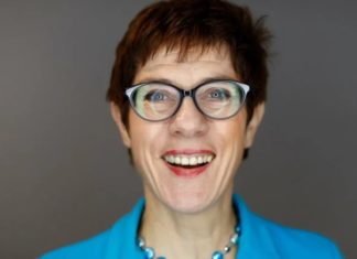 Немцы возмущены ядерной угрозой в адрес России со стороны своей никчемной «главы Минобороны в юбке» А.Крамп-Карренбауэер Немцы возмущены ядерной угрозой в адрес России со стороны своей никчемной "главы Минобороны в юбке" А.Крамп-Карренбауэер