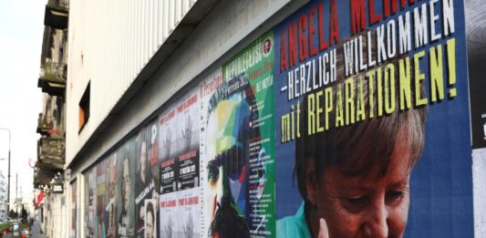 «ЕВРО-пауки в банке»: в Польше развесили баннеры с Ангелой Меркель рядом с нацистами Гитлером и Геббельсом "ЕВРО-пауки в банке": в Польше развесили баннеры с Ангелой Меркель и нацистами Гитлером и Геббельсом