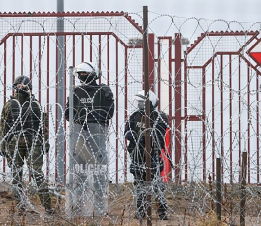 Польская военщина убила более 200 мигрантов на границе с Белоруссией, заявляет польский солдат Эмиль Чечко Польская военщина убила более 200 мигрантов на границе с Белоруссией, заявляет польский солдат Эмиль Чечко