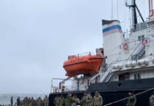 ВИДЕО: 82 сдавшихся пограничника с острова Змеиный, похороненных Пре-Зеленским, взяли пайки и сейчас в Севастополе, отчет М.Ясникова (ком.ЧФ по МТО) 2022-02-26 Пограничники с острова Змеиный, которые, по офиц украинским данным, погибли, живы и доставлены в Севастополь