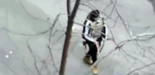 ВИДЕО: В Киеве нацисты расстреливают граждан прямо во дворах домов. Президент Путин, ЗАЧЕМ С ФАШИСТАМИ ВЕСТИ ПЕРЕГОВОРЫ!!! ВИДЕО: В Киеве нацисты расстреливают граждан прямо во дворе домов