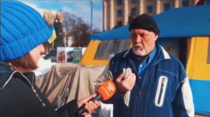 ВИДЕО в Харькове, недобитая 72-летняя бандеровская мразь Зарежу москаля профессионально, со знанием анатомии, чик.. по сонной артерии