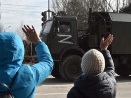 Жители Мелитополя (Украина) с радостью приветствовали российских военных с красными флагами, наконец-то Россия пришла!! Жители Мелитополя приветствовали росскийских военных с красными флагами, наконец-то Россия пришла!!
