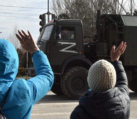 Жители Мелитополя (Украина) с радостью приветствовали российских военных с красными флагами, наконец-то Россия пришла!! Жители Мелитополя приветствовали росскийских военных с красными флагами, наконец-то Россия пришла!!