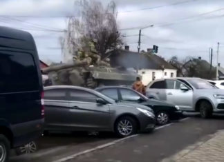 ВИДЕО: самовосхваленная «украинская армия» на танках драпает с Донбасса и давит украинские автомобили прямо на улицах городов