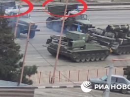 «Бравые» укро-фашисты переезжают людей танками (Киев) и ставят «Грады» среди жилых кварталов Харькова.. Мрази "Бравые" укро-фашисты переезжают людей на танках в Киеве и ставят "Грады" среди жилых кварталов Харькова.. Мрази