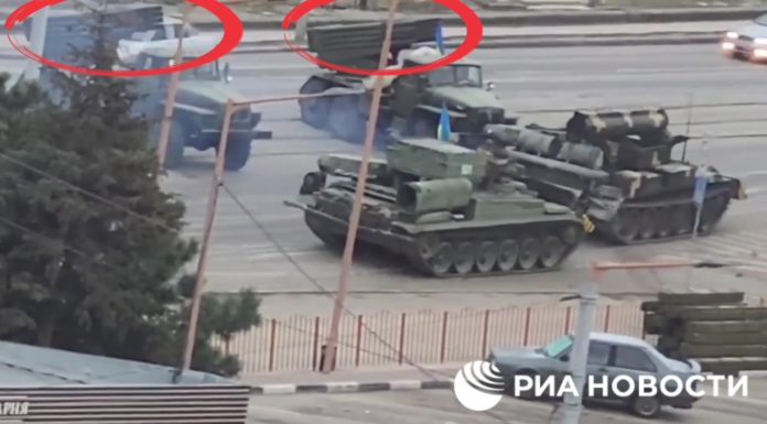 «Бравые» укро-фашисты переезжают людей танками (Киев) и ставят «Грады» среди жилых кварталов Харькова.. Мрази "Бравые" укро-фашисты переезжают людей на танках в Киеве и ставят "Грады" среди жилых кварталов Харькова.. Мрази