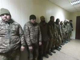 Хохлы-вояки партиями добровольно сдаются в плен под Донецком.. Хваленые «непобедимые орлы» ВСУ в грозных шароварах и чоботах очередную партию укровояк из 53 бригады ВСУ, добровольно сложивших оружие в Донецке