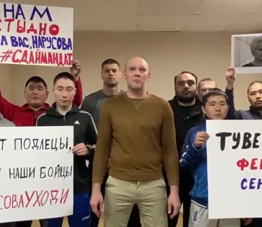 ВИДЕО: Жители Тувы требуют от Нарусовой (матери мерзавки Собчак) сдать мандат за незаконные заявления об армии России ВИДЕО Жители Тувы требуют от Нарусовой (матери мерзавки Собчак) сдать мандат за незаконные заявления об армии России