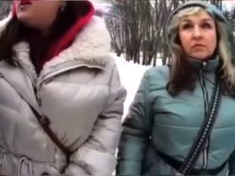 ВИДЕО: «Здесь 2 школы, уберите пушки!», харьковчане требуют от укрофашистов ВСУ убрать боевую технику от детсада ВИДЕО: «Здесь 2 школы, уберите пушки!», харьковчане требуют от укрофашистов ВСУ убрать боевую технику от детсада