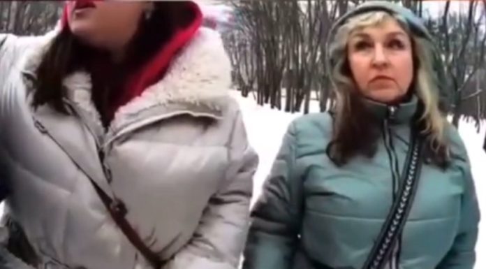 ВИДЕО: «Здесь 2 школы, уберите пушки!», харьковчане требуют от укрофашистов ВСУ убрать боевую технику от детсада ВИДЕО: «Здесь 2 школы, уберите пушки!», харьковчане требуют от укрофашистов ВСУ убрать боевую технику от детсада