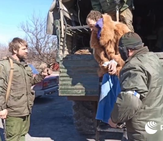 ВИДЕО: Укронацисты драпают из Мариуполя в женской одежде под видом мирных жителей ВИДЕО: Укронацисты драпают из Мариуполя в женской одежде под видом мирных жителей