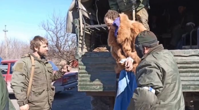 ВИДЕО: Укронацисты драпают из Мариуполя в женской одежде под видом мирных жителей ВИДЕО: Укронацисты драпают из Мариуполя в женской одежде под видом мирных жителей