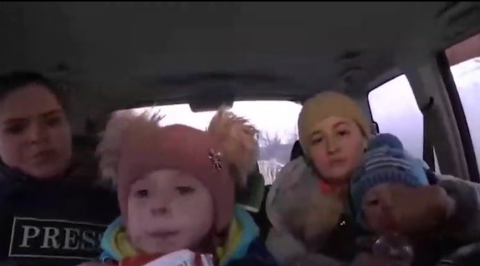 ВИДЕО: спасенная из Бугаса семья с детьми -«Солдаты ВСУ оккпуировали наш город, нас использовали как пушечное мясо» ВИДЕО спасенная семья с детьми из Бусага - Солдаты ВСУ оккупировали наш город, нас использовали как пушечное мясо..