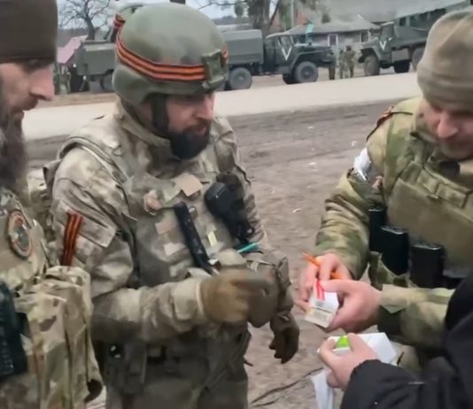 ВИДЕО: укронацисты уничтожают, а Российские военные спасают украинцев, отдавая им необходимые медпрепараты из своих аптечек ВИДЕО: укронацисты уничтожают, а Российские военные спасают украинцев, отдавая им необходимые медпрепараты из своих аптечек