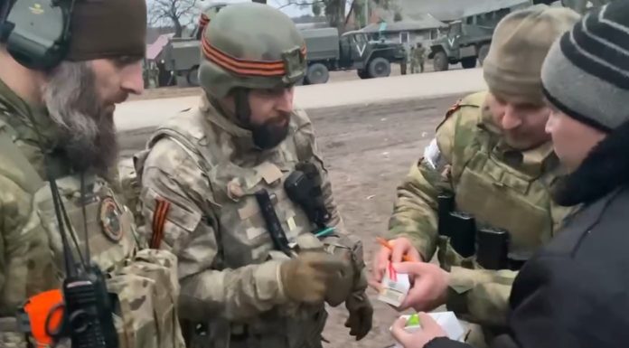 ВИДЕО: укронацисты уничтожают, а Российские военные спасают украинцев, отдавая им необходимые медпрепараты из своих аптечек ВИДЕО: укронацисты уничтожают, а Российские военные спасают украинцев, отдавая им необходимые медпрепараты из своих аптечек