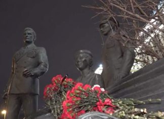 Москвичи возложили цветы и записки в память о российских воинах, погибших в ходе Спецоперации на Украине Москвичи возложили цветы и записки в память о российских воинах, погибших в ходе Спецоперации на Украине