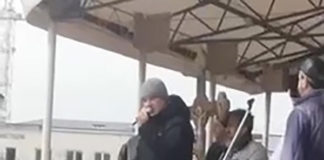 ВИДЕО: Мэр Славутича обратился к жителям о мирном беспрепятственном вводе российских военных Мэр Славутича по итогам переговоров с российскими военными выступил перед народом