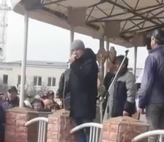ВИДЕО: Мэр Славутича обратился к жителям о мирном беспрепятственном вводе российских военных Мэр Славутича по итогам переговоров с российскими военными выступил перед народом