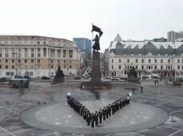 ВИДЕО: Оркестр Тихоокеанского флота провёл акцию в поддержку участников спецоперации на Украине На центральной площади Владивостока музыканты выстроились латинской буквой V и исполнили несколько маршей.