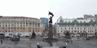 ВИДЕО: Оркестр Тихоокеанского флота провёл акцию в поддержку участников спецоперации на Украине На центральной площади Владивостока музыканты выстроились латинской буквой V и исполнили несколько маршей.