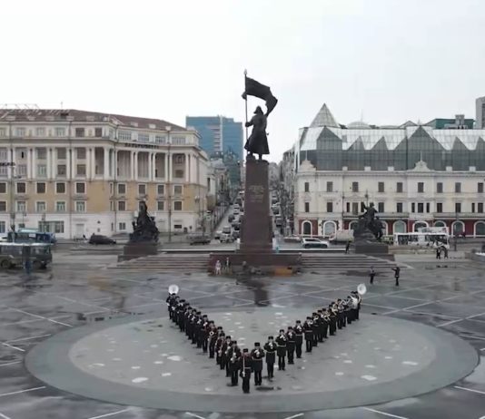 ВИДЕО: Оркестр Тихоокеанского флота провёл акцию в поддержку участников спецоперации на Украине На центральной площади Владивостока музыканты выстроились латинской буквой V и исполнили несколько маршей.
