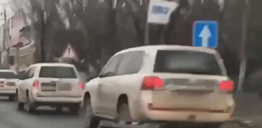 Укронацисты захватили в Краматорске 20 из 43 драпавших из ДНР в Россию машин лживой миссии ОБСЕ Укронацисты захватили в Краматорске 20 из 43 драпавших из ДНР в России машин лживой миссии ОБСЕ