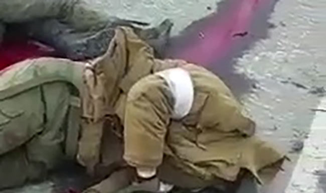 ВИДЕО: мрази укронацисты расстреливают в упор российских военнопленных ВИДЕО: мрази укронацисты расстреливают в упор российских военнопленных