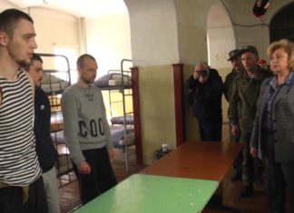 ВИДЕО: нацисты калечат и убивают наших пленных, а Москалькова в Севастополе «печётся вся в заботах» о пленных укрофашистах