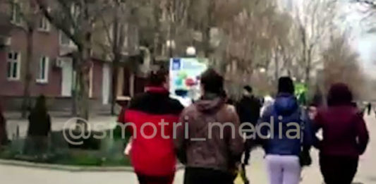 Видео от мирного жителя из Бердянска: «В городе налаживается жизнь, дешевеют продукты, спокойно стало». Видео от мирного жителя из Бердянска: "В городе налаживается жизнь, дешевеют продукты, спокойно стало".