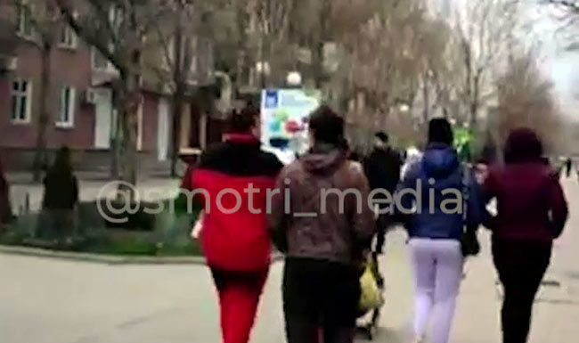 Видео от мирного жителя из Бердянска: «В городе налаживается жизнь, дешевеют продукты, спокойно стало». Видео от мирного жителя из Бердянска: "В городе налаживается жизнь, дешевеют продукты, спокойно стало".