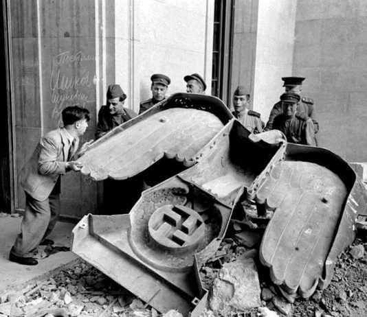 ФСБ России рассекретила архивы о самоубийстве Гитлера 30 апреля 1945 в собственном бункере ФСБ России рассекретила архивы о самоубийстве Гитлера 30 апреля 1945 в собственном бункере
