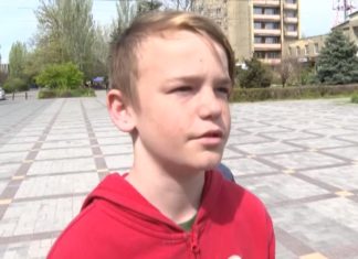 ВИДЕО: «нам в школе ничего не рассказывали про Великую Отечественную», жителям Херсонщины раздали Георгиевскую ленточку