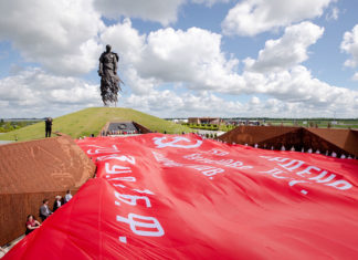 В Ржеве развернуто самое большое Знамя Победы в мире, проект «Непокоренные» В Ржеве завернуто самое большое Знамя Победы в мире, проект "Непокоренные"