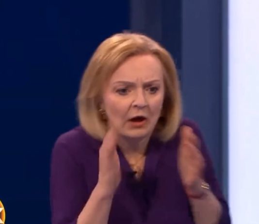 «Бог шельму метит», во время речи безграмотной неотесанной сатанистки Лиз Трасс ведущая Кейт МакКанн упала в обморок.. "Бог шельму метит", во время речи безграмотной неотесанной сатанистки Лиз Трасс ведущая Кейт МакКанн упала в обморок..