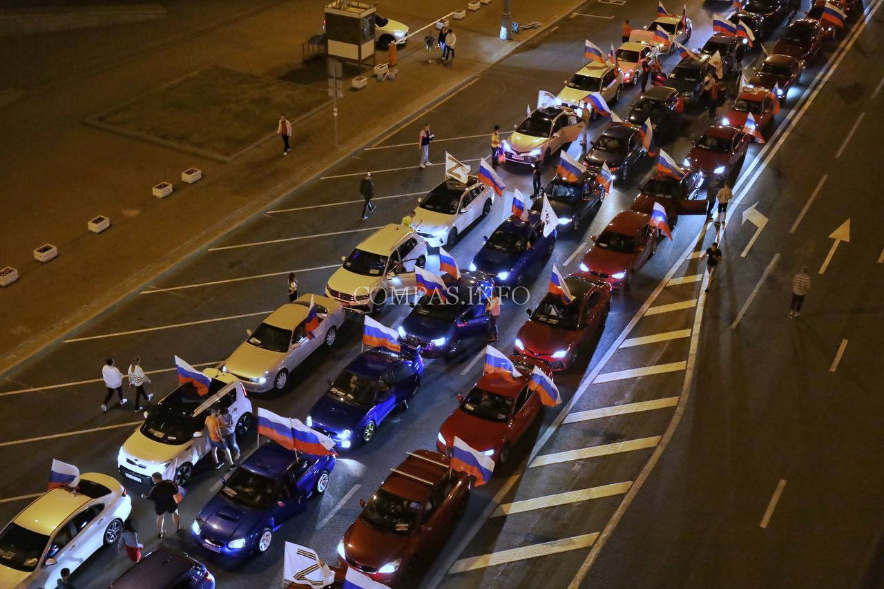 В ночь на 22 августа, Москва гигантский триколор из автомашин и  автопробег ко Дня государственного флага России