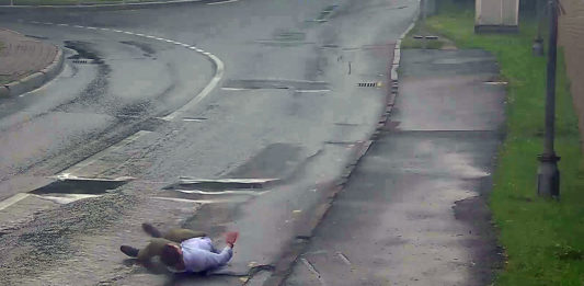 Мурло США на улицах Москвы: вдрызг пьяный грязный морпех Наварро Николас Сторми ломится в 5 утра в дверь Посольства США Мурло США на улицах Москвы: вдрызг пьяный грязный морпех Наварро Николас Сторми ломится в 5 утра в дверь Посольства США