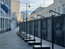 Это правильно! Дети Донбасса смотрят в упор на посольство Эстонии, жалкой страны-лимитрофа и русофоба на привязи США Это правильно! Дети Донбасса смотрят в упор на посольство Эстонии, жалкой страны-лимитрофа и русофоба на привязи США